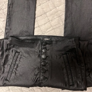 Only byxor högmidja strl S. - Byxor från Only med högmidja strl S.