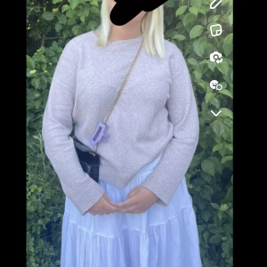 Stickad tröja  - En så fin och skön stickad tröja i ljus lila färg ifrån vero moda i storlek xl