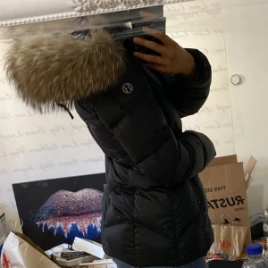 Hollies jacka  - Storlek 34/xs. Passar även om man har 36. Äkta pälsluva. Köpt förra vintern använd enstaka ggr. Nypris 4800.
