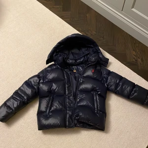 Polo Ralph lauren jacka - Jätte fin mörk blå polo Ralph lauren jacka i väldigt bra skick!!💓💓💓