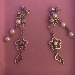 örhängen - ⋆˙⟡ ♡ ☁️handgjorda örhängen gjort av mig i rostfritt stål☁️ ♡ ⟡˙ ⋆ + frakt. alltid rengjorda innan de fickas iväg. mer info i dm.