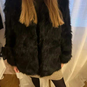  Pälsjacka -  Jättefin svart pälsjacka inga skador  