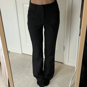 Svarta kostymbyxor  - Svarta raka kostymbyxor från bikbok, högmidja  Bra skick, knappt använda  Skriv för fler bilder!!