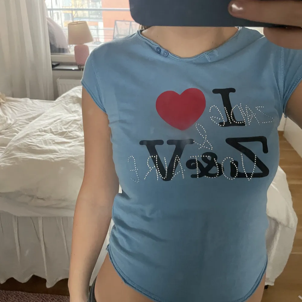 såååå söt och unik T-shirt ifrån zadig ❤️❤️❤️ säljer  är för liten för mig då dne är i barnstorlek . T-shirts.