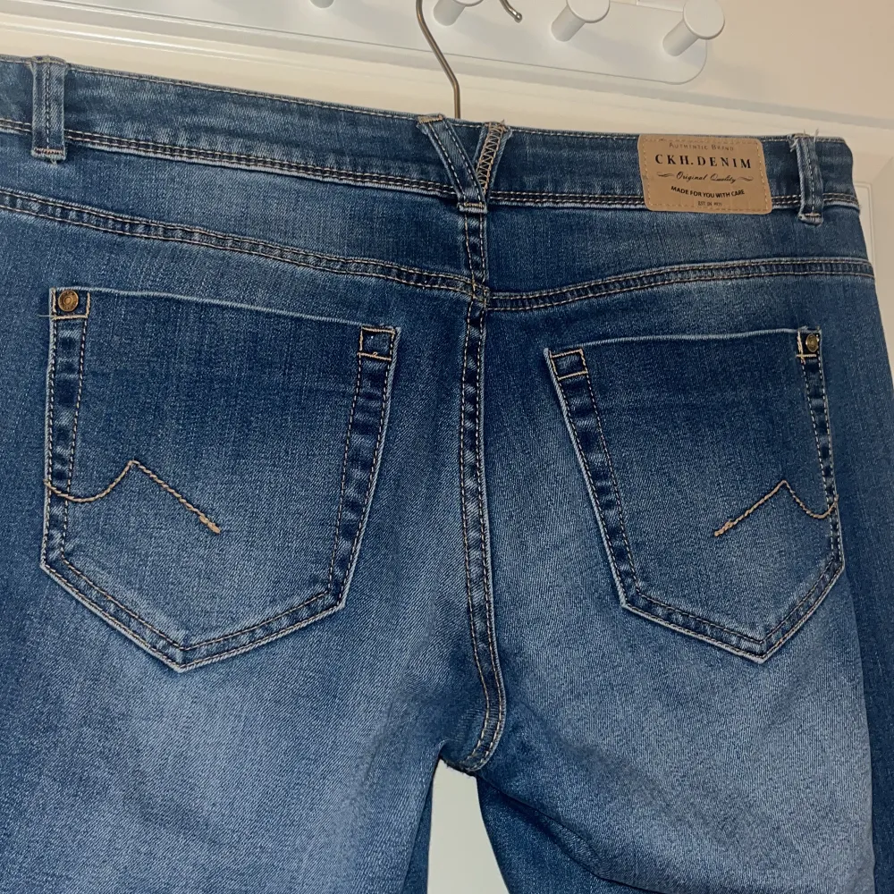 Jättefina jeans från CKH. DENIM (tror jag). Jättefin passform!! Kom med prisförslag o kontakta mig för exakta mått❤️. Jeans & Byxor.