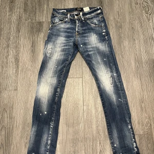 Keep it real jeans - Säljer mina keep it real jeans från Jack n Jones, pågrund utav att de är för små för mig. Jeansen är i väldigt bra skick, 9/10.modellen är slim fit. Nypris ligger runt 1500kr. Köpte jeansen för två år sedan, därmed vet inte ifall dom fortfarande säljs.