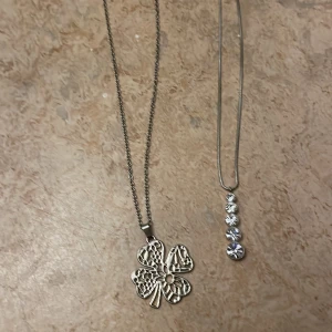 Halsband  - Halsband och bra skick säljes tillsammans 