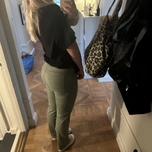 Militärgröna bootcut byxor - Ett par militärgröna bootcut jeans som sitter väldigt bra. Ganska stretchiga så skulle absolut säga att folk som är mindre än mig passar bra i dessa då de är för slå för mig.
