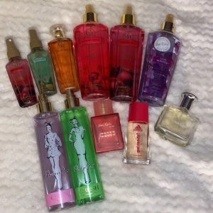 Parfym&Bodymist paket - Säljer lite parfym och body mists som bara legat. Alla är från fulla till hälften förutom Hilfiger parfymen som är strax under hälften.  Paketet består av: 6 parfymer och 5 body mists.  Lägg ett prisförslag du tycker är passande!