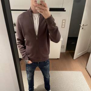 Hej säljer mina full zip från Massimo dutti som är i ett bra skick 