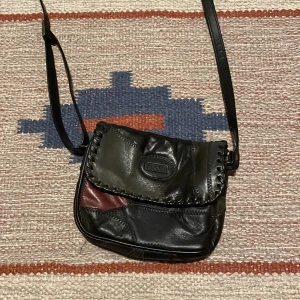 Axelväska - En axelväska i läger, köpt secondhand