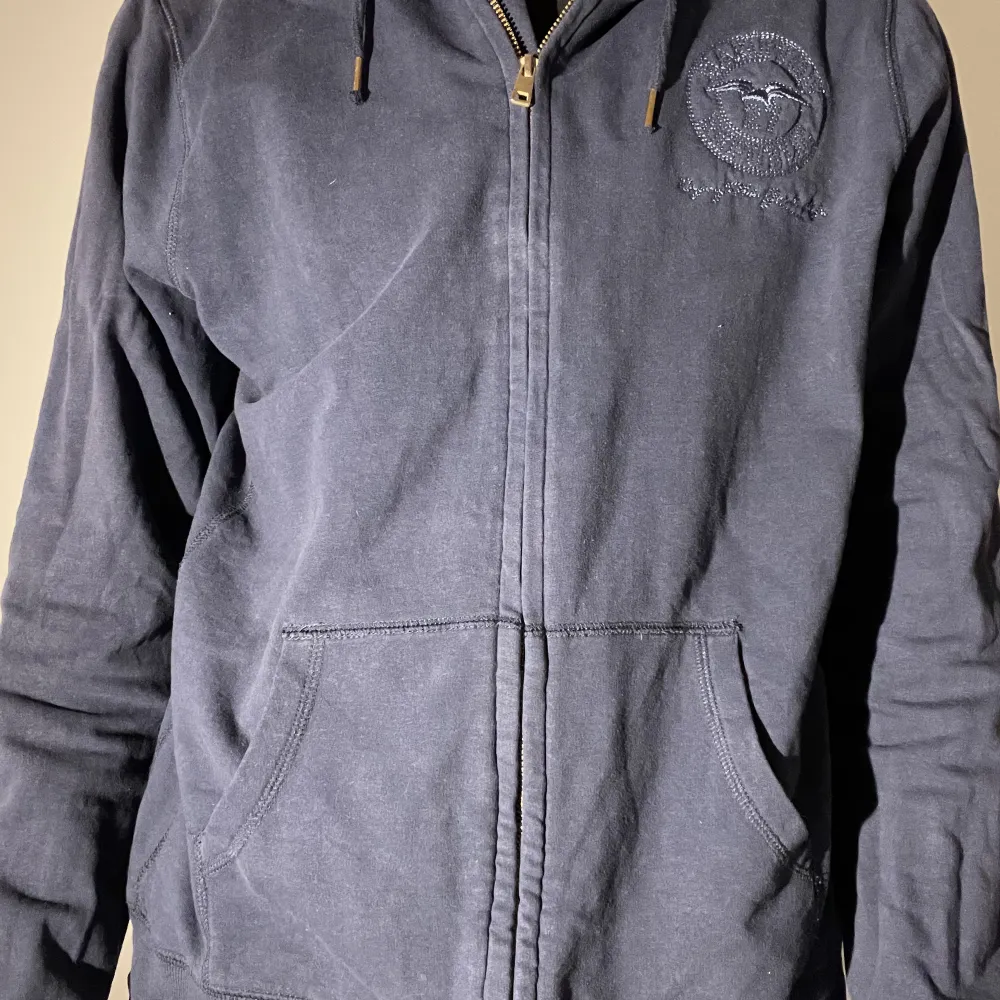 En hampton republik zip hoodie i storlek L marinblå. Inga hål eller annat fel. Används nästan aldrig.. Tröjor & Koftor.