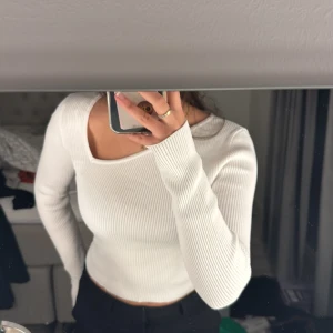 CHIQUELLE topp - Säljer denna fina tröja från CHIQUELLE då den inte längre används❤️Endast använd 1 gång. Tveka inte att på skriva vid frågor eller intresse!!