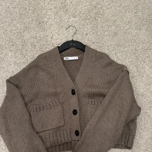 Stickad kofta - Brun stickad kofta från zara, med söta fickor i fram❤️
