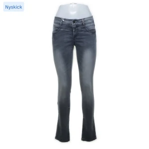 Midwaist/lowwaist jeans  - Midwaist/ lowwaist jeans ifrån veromoda köpt på sellpy, säljer då de inte passade mig, tryck på ”köp nu”💞