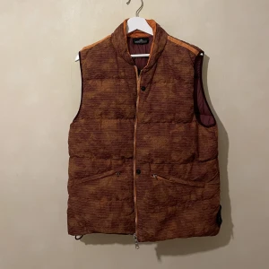 Stone island shadow project down vest - Säljer min stone island DPM GRID JACQUARD Vest  Storlek L  Skick 8/10 Kvitto, tags och allt original finns kvar! Original pris runt 12 tusen kronor Fraktas iväg samma dag eller dagen efter köp Kontakta mig för frågor angående passform eller frågor om pris