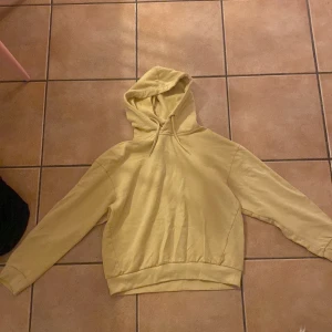 Gul tjockare hoodie - En gul hoodie knappt använd, perfekt till lite kallare väder! Inga defekter elr nåt alls! Pris kan diskuteras🫶🏼 använd ca 4gånger. Det står storlek S i hoodien men den kan nog passa M oxå lite oklart!
