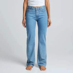 Lågmidjade straightlegged jeans från bikbok. Använts få gånger. Köpte för 699kr. Kom privat för fler bilder🩷