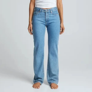  Jeans  - Lågmidjade straightlegged jeans från bikbok. Använts få gånger. Köpte för 699kr. Kom privat för fler bilder🩷
