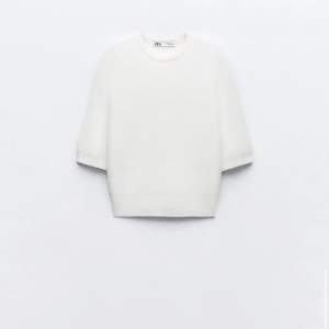 Säljer denna vita stickade kortärmade tröjan från Zara💓(ny skick) är jätte fin och mysig, bra skick och knappt använd. Säljer för den it kommer till användning💕Orginal pris 329, säljer den för 269 då den knappt är använd och är i ny skick!