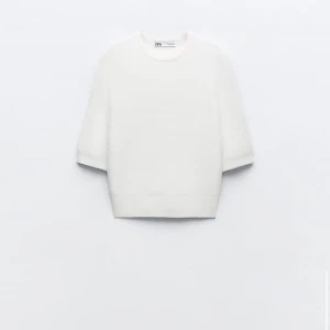 Zara tröja💘 - Säljer denna vita stickade kortärmade tröjan från Zara💓(ny skick) är jätte fin och mysig, bra skick och knappt använd. Säljer för den it kommer till användning💕Orginal pris 329, säljer den för 269 då den knappt är använd och är i ny skick!