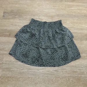 Kjol - Supersöt kjol från only, knappt använd