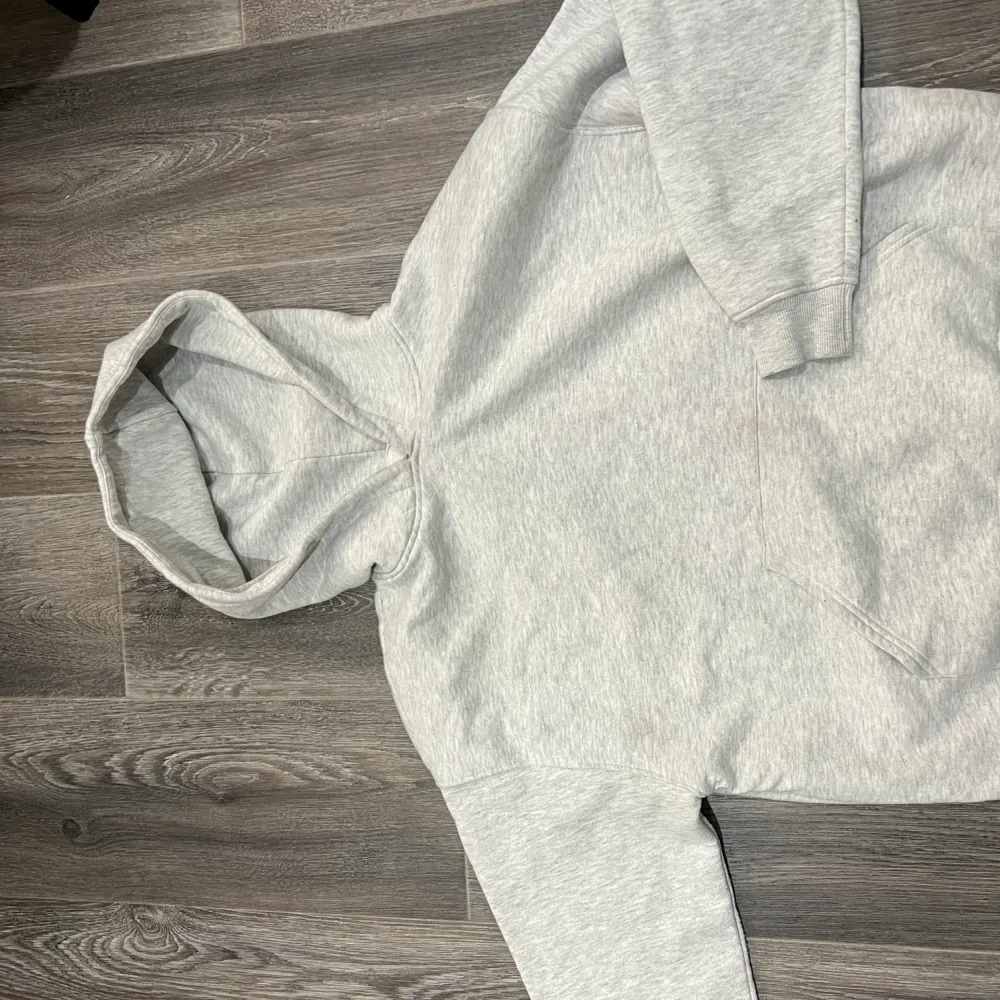 Säljer en nästan helt ny hoodie från Gina, använd fåtal gånger 😊nypris 349 säljer för 200🥰. Hoodies.