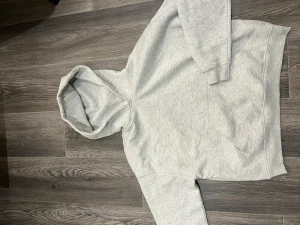 Hoodie  - Säljer en nästan helt ny hoodie från Gina, använd fåtal gånger 😊nypris 349 säljer för 200🥰