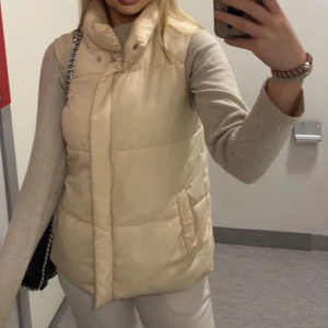 Väst från vero moda - Säljer denna jättefina väst från Vero Moda, perfekt för höst och vår💫