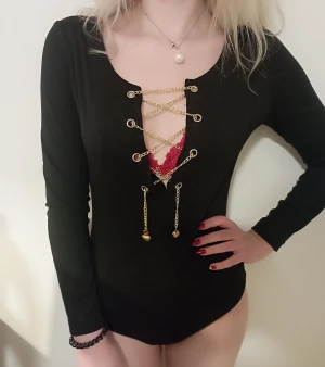 Långärmad Boddy  - Skönt material, jätte snyggt på speciellt vid bysten av kedjan Endast provat denna men var tyvärr alldeles för stor Fick låna en modell för fotot 