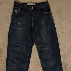 Polar 93 jeans - Asfeta 93or i storlek 30/30. Bra skick förutom att de är lite slitna på låren och där bak på rumpan. Skriv gärna ifall du har några frågor och priset kan förhandlas!👏🏽