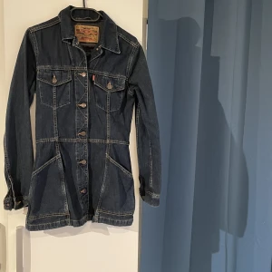 Crocker jeansjacka  - Crocker jeansjacka, bra skick. Sparsamt använd. Figursydd. 100% bomull. Jackan säljs i befintligt skick. Frakt tillkommer <3