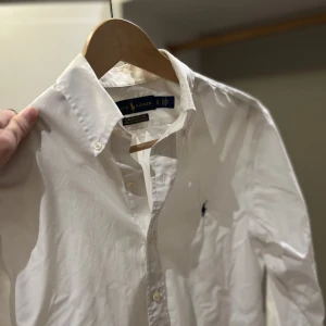 RALPH LAUREN SKJORTA - Riktigt fet RP skjorta. Sparsamt använd och i fint skick. Skick 8/10. 