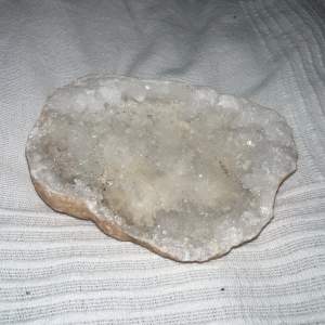 Säljer min vackra bergkristall kluster pga att jag inte är så intresserad av kristaller längre. Nypris på ett kluster som är 10-15cm är 329kr. 
