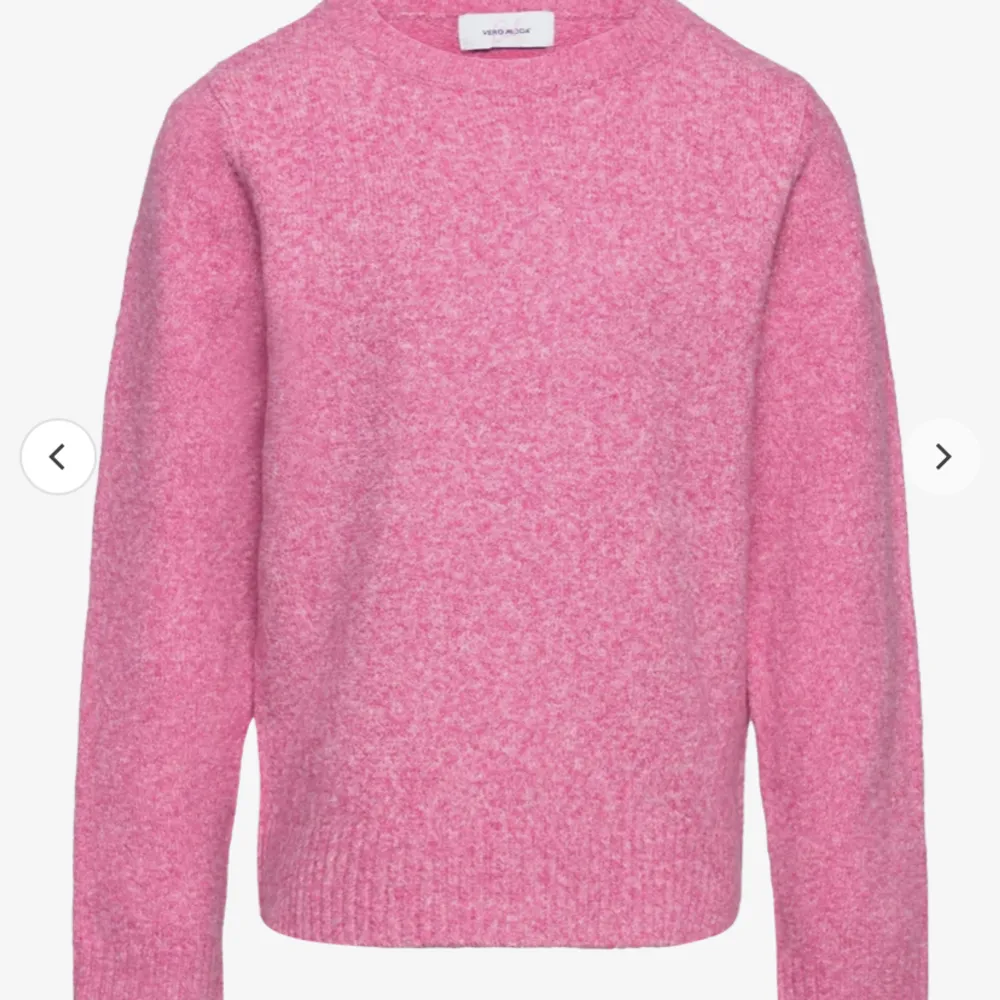 Säljer denna jättefina stickade tröjan i färgen rosa från Pull and Bear. Sann i storleken och sitter väldigt fint på. . Stickat.