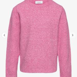 Säljer denna jättefina stickade tröjan i färgen rosa från Pull and Bear. Sann i storleken och sitter väldigt fint på. 