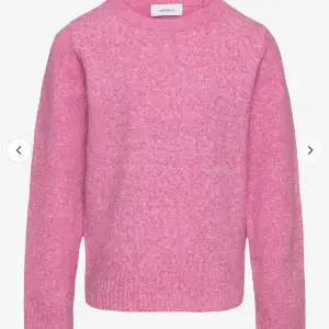 Säljer denna jättefina stickade tröjan i färgen rosa från Pull and Bear. Sann i storleken och sitter väldigt fint på. 