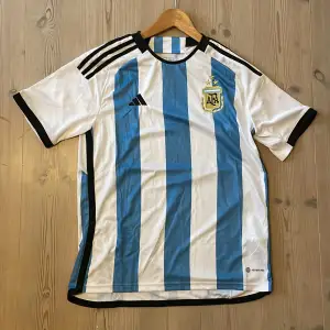 Argentinas landslagströja 2022 när de vann VM. Är nästan helt oanvänd, skick 10/10. Storlek L