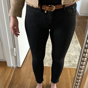 Jeans Zara - Fina mango. Tyvärr så har den inte kommit till så stor användning för mig och hoppas att den får en ny ägare.  Kommer ifrån ett rök och djurfritt hem! Har du fler frågor så kontakta gärna mig.  Se mina övriga annonser! ❤️
