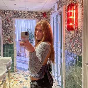 Öppen rygg tröja  - Jätte fin blå tröja som har en fin öppen rygg från zara, väldigt unik tröja, skriv vid frågor endast använd 1 gång och säljer för får ingen användning av den, fixar fler bilder vid behov💕nypris 399, pris kan diskuteras 