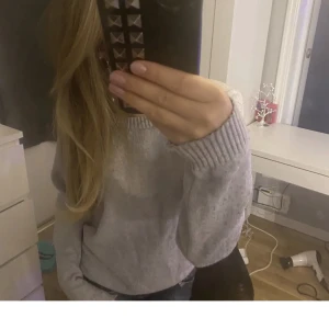 Tröja - Säljer denna stickade tröja från vila. Inga defekter!Skriv priv för frågor eller mer bilder. Pris kan diskuteras💕