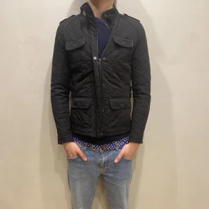 SafariJacka RockandBlue - Hej! Säljer nu min jacka från märket RockAndBlue storlek XS i fint skick. Modellen på bilden är 180cm lång och väger 80kg. Tveka inte på att höra av dig om du har några frågor eller funderingar kring varan!