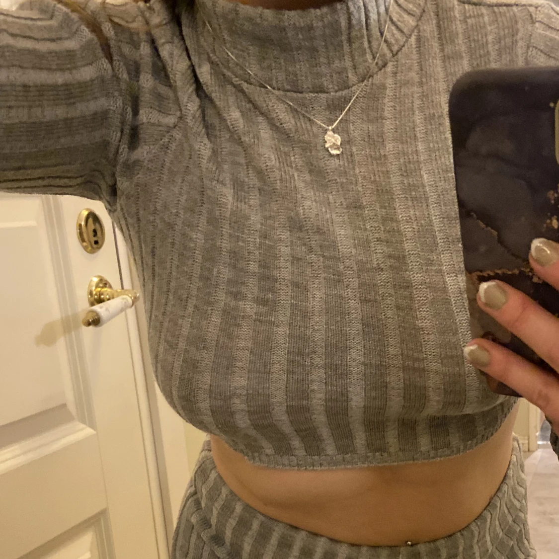 Grått ribbat sett - 90