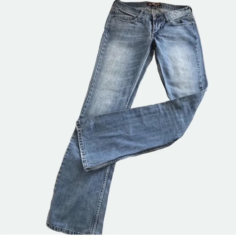 Så snygga lågmidjade bootcut jeans i verkligen så fint skick💕Innerbenslängd: 81cm. Midjemått: 37cm. (Första bilden är lånad från förra ägaren). . Jeans & Byxor.