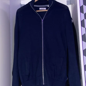 Jack & Jones full zip - Säljer nu min Jack & Jones full zip tröja då jag köpte den i för stor storlek, det är inga defekter eller skador på tröjan så den är gott som ny i skick 9/10. Köpt för 499kr  (priset är inte hugget i sten)