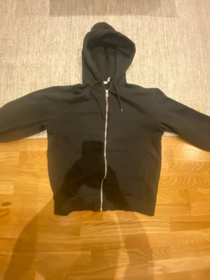 Weekday Zip-Hoddie Storlek S - Säljer en fin zip Hoddie med org pris på 500kr. Skick bedömer ni utifrån bilderna. Finns i centrala Stockholm!