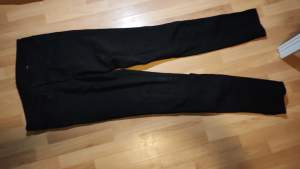 Svarta skinny jeans från h&m, skriv för mer bilder