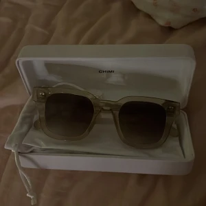 Chimi 04  - Säljer mina chimi i modellen 04, färgen ecru. Kommer ej till användning men i superskick då jag inte använt dom speciellt mycket❣️