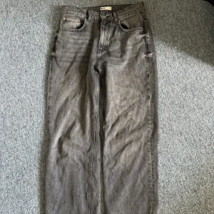 Gina tricot jeans  - Gråa jeans från Gina tricot i storlek 38. Lösare i modellen så sitter skitsnyggt på till vilken tröja som helst! 