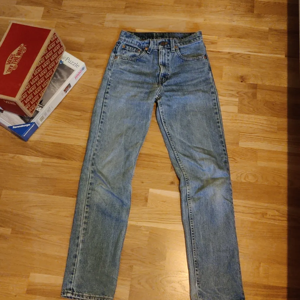 Säljer ett par Levis i modellen 505 från USA 1995. Högmidjad passform med långa raka ben. Säljer för att jag använder de för lite! . Jeans & Byxor.